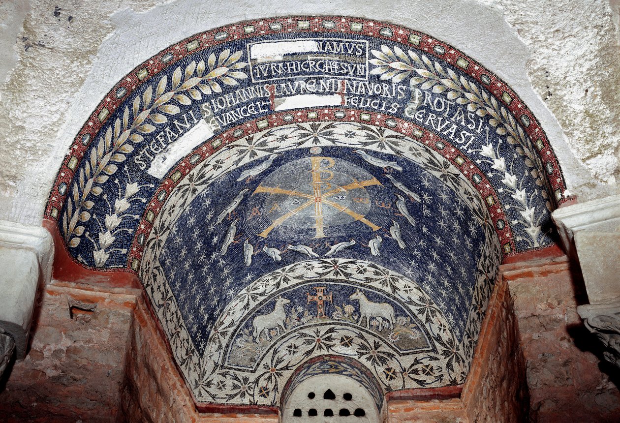 Paleochretiansk kunst: Kristi monogram er omgivet af symboler på den hellige treenighed. Mosaik fra det 5. eller 6. århundrede. Baptistere d