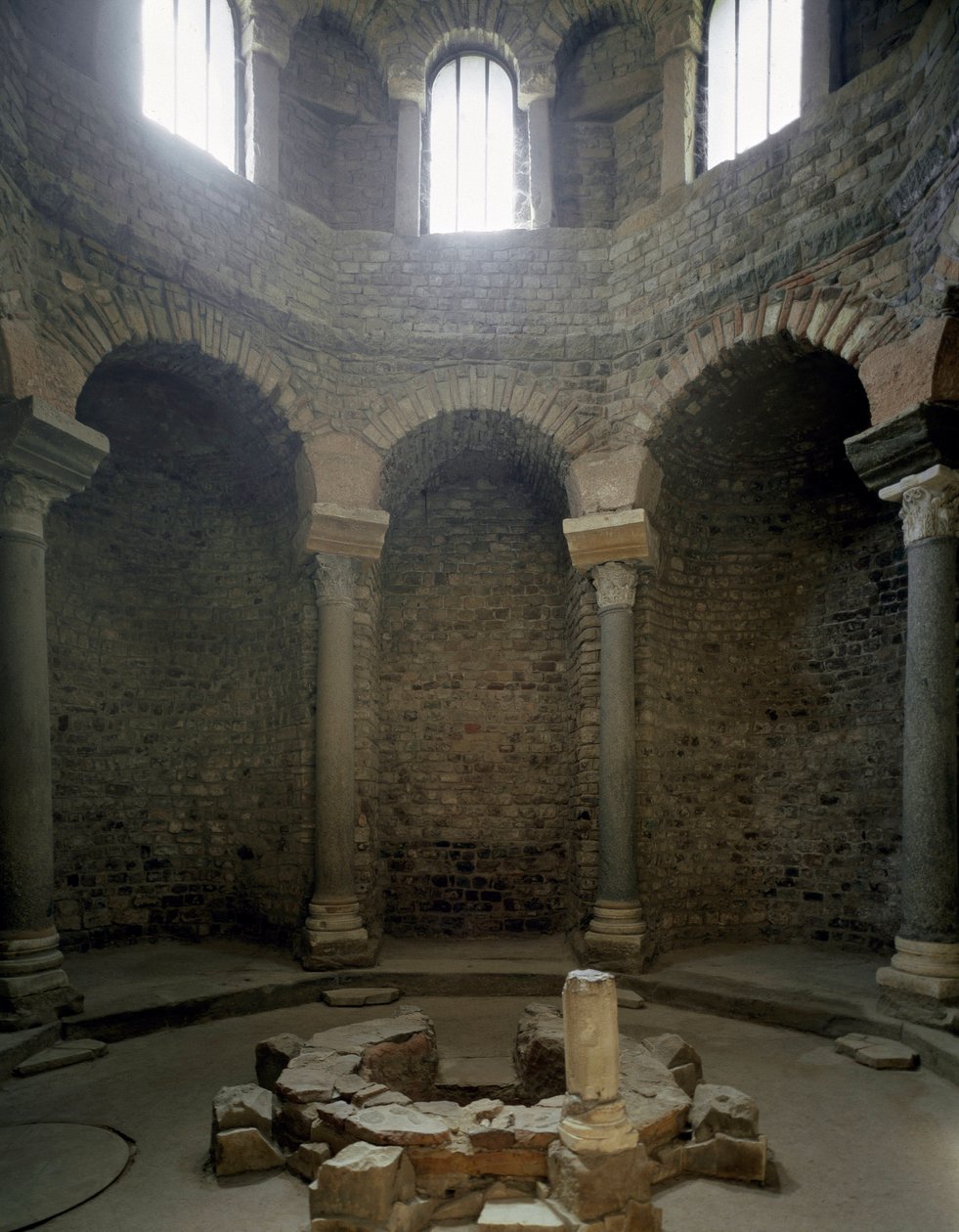 Paleochristian kunst: udsigt over det indre af baptistere, 5. århundrede. Frejus (Var) af Paleo Christian