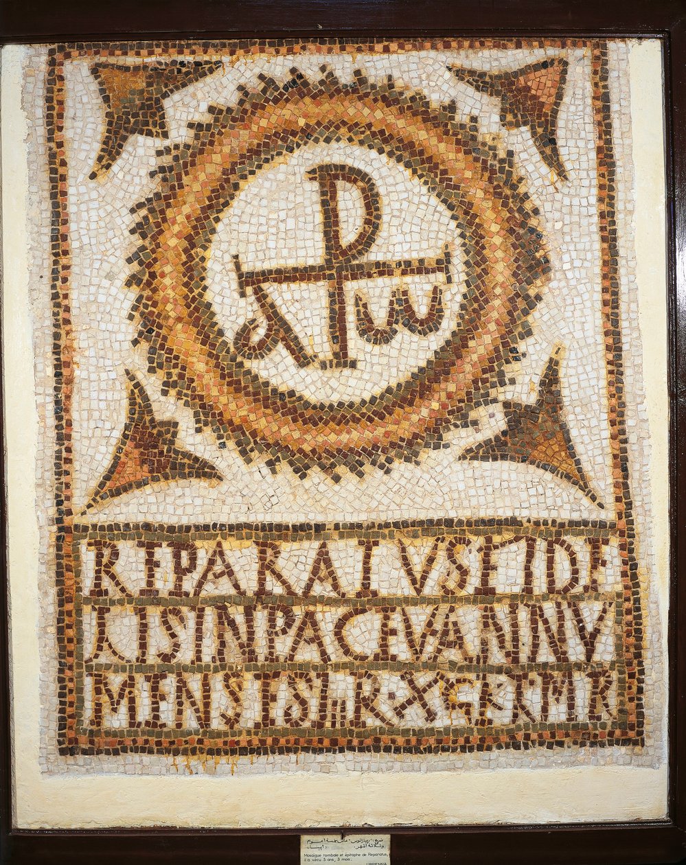Tunesien, Uppenna-mosaikken, mosaisk værk, der viser en grav med et epitafium: alfa og omega (begyndelsen og slutningen) af Paleo Christian