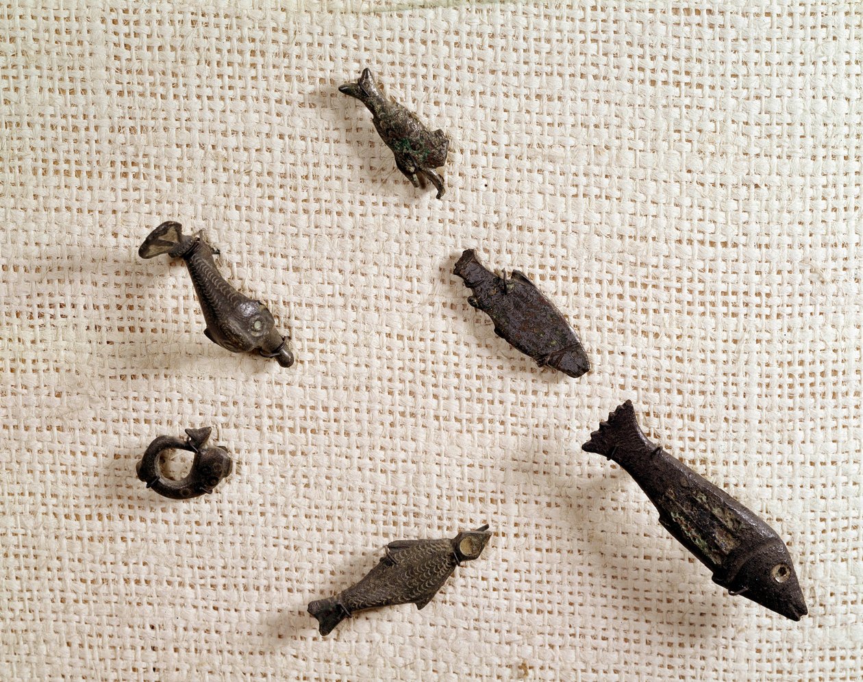 Kristen antikvitet: fibuler og metalsmykker i form af fisk. Nationalmuseet for arkæologi, Saint Germain en Laye af Paleo Christian Paleo Christian