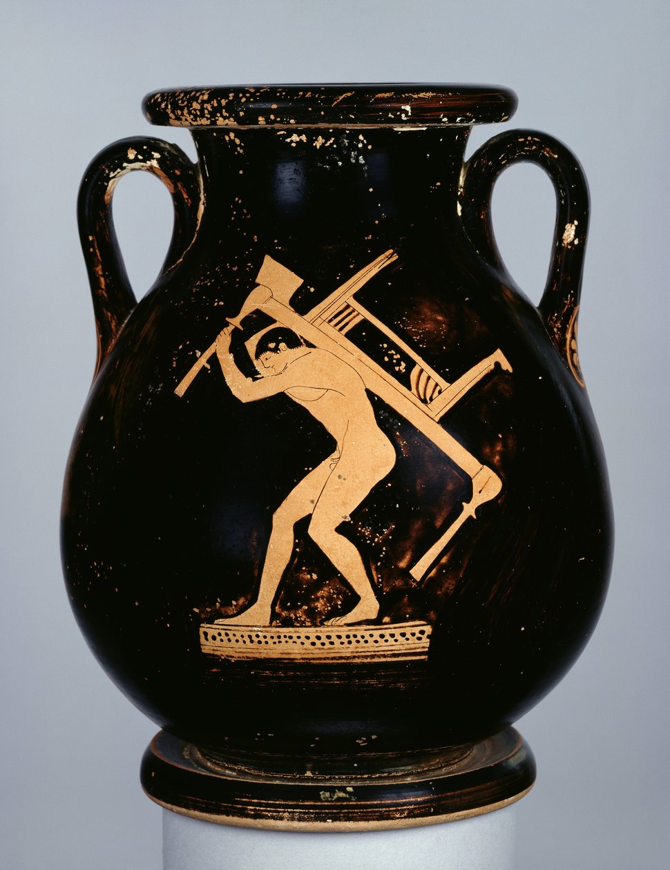 Attic rød-figur pelike dekoreret med en ung, der bærer en sofa og et trebenet bord på ryggen, ca. 480 f.Kr. (keramik) af Pan Painter