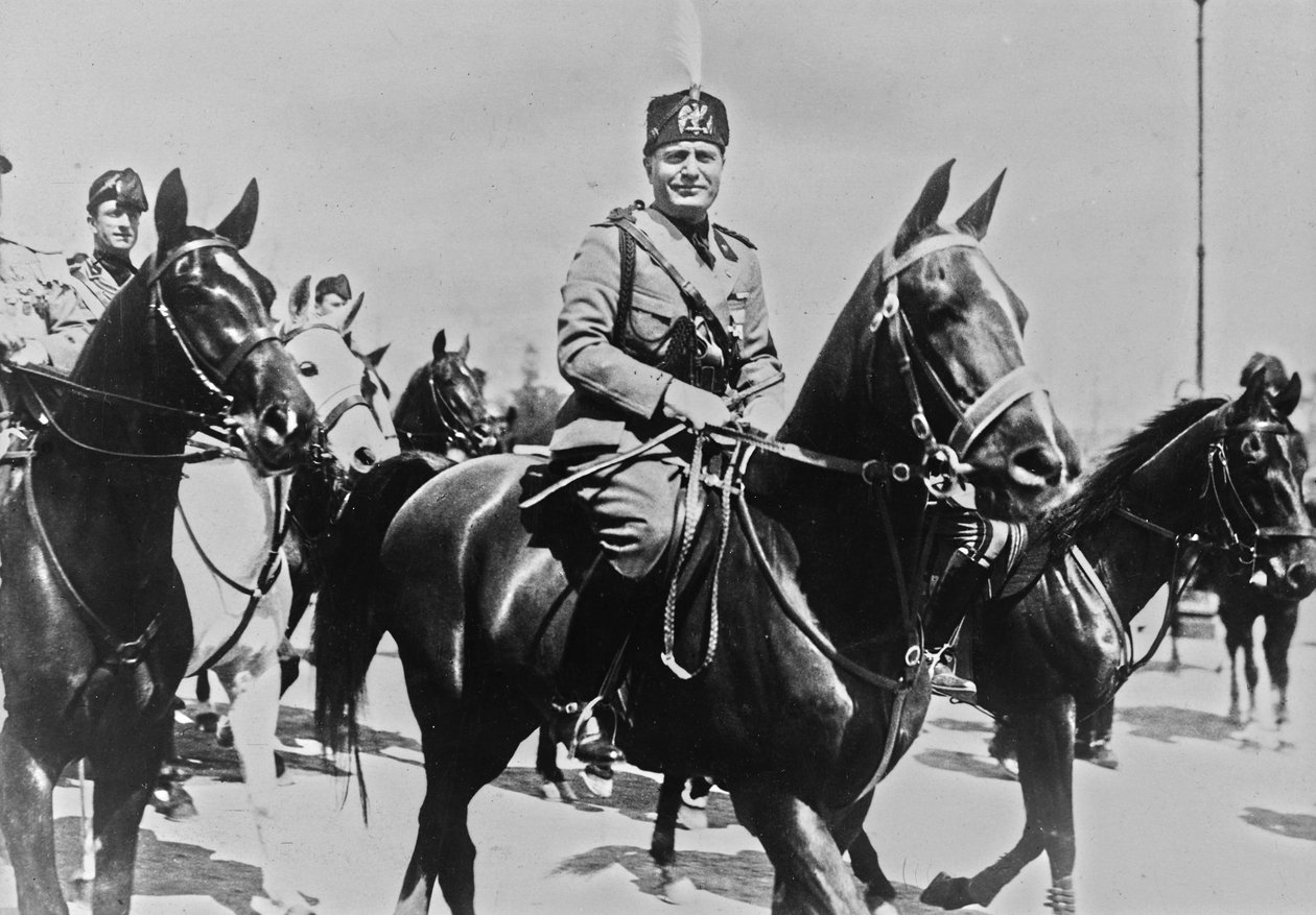 Album "Duce": Benito Mussolini til hest med sit følge i Rom (s/h foto) af Pandimiglio Pandimiglio