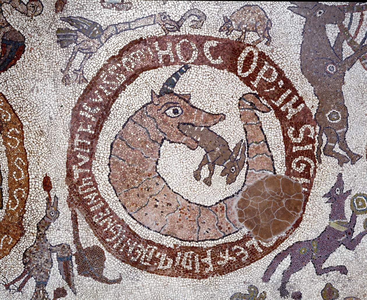 Repræsentation af Leviathan i form af en krokodille, der legemliggør Satan, der holder en hare i munden, der repræsenterer mennesket. Mosaik af Pantaleone, præst og mosaik. 1163-1166. Centralskib i katedralen i Otranto (Otranto), Italien ©Luisa Ricci af Pantaleon Pantaleon