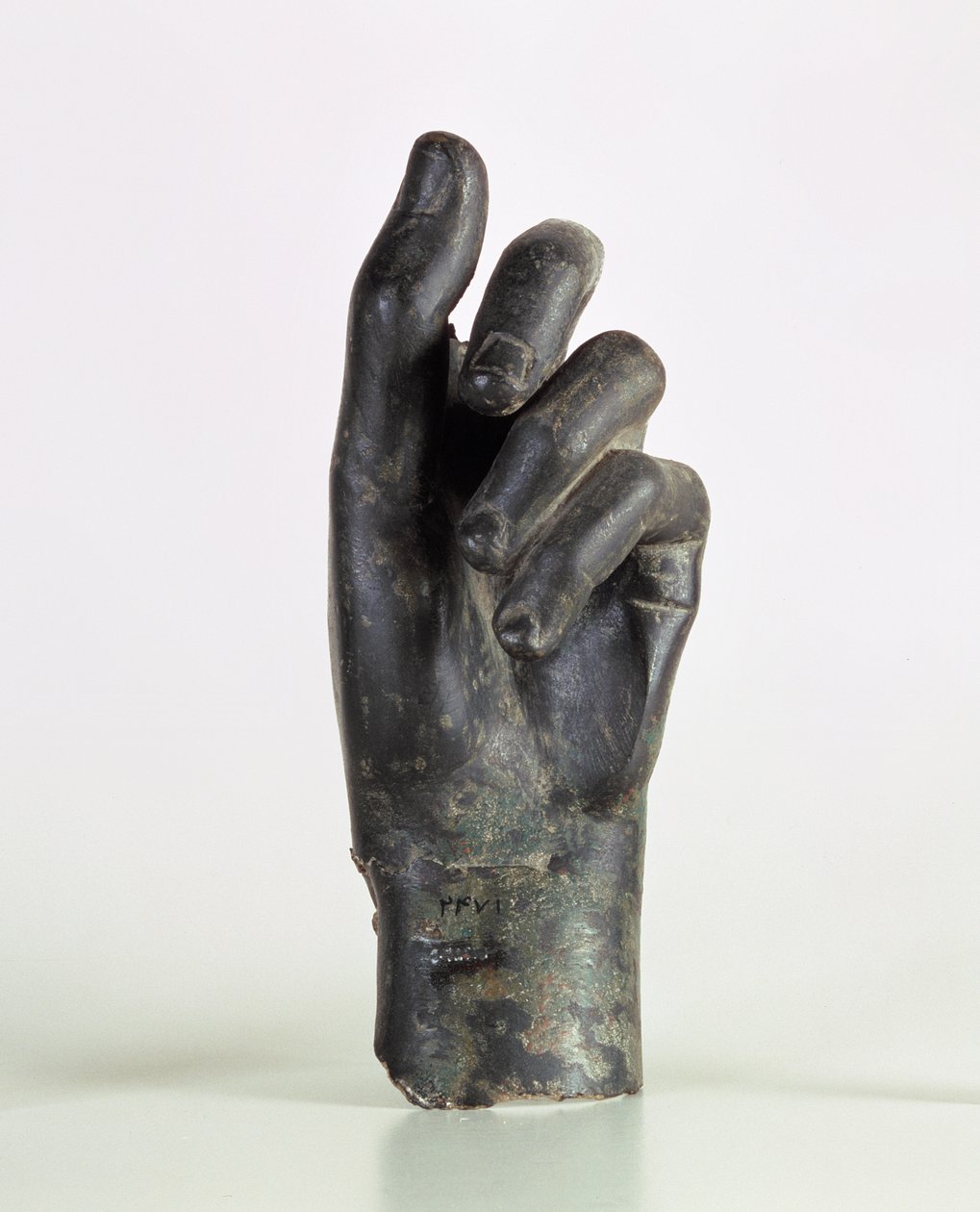 Fragment af en hånd, muligvis af en bueskytte, fra Shami, Malamir, Iran (bronze) af Parthian School