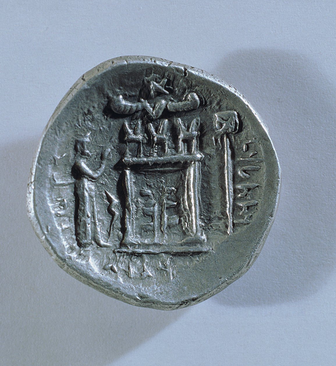 Tetradrachm af Vahbarz, konge af Persis, forestillende et zoroastrisk ildalter (omvendt) (se også 180367) af Parthian School