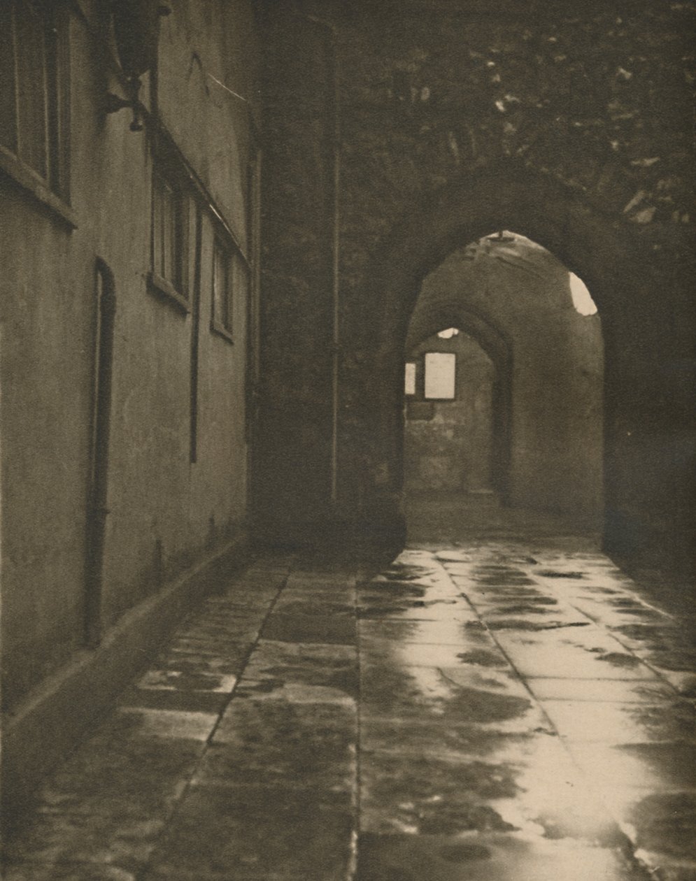 Buegang til Abbots Court i Westminster Abbey, c1935. af Paterson