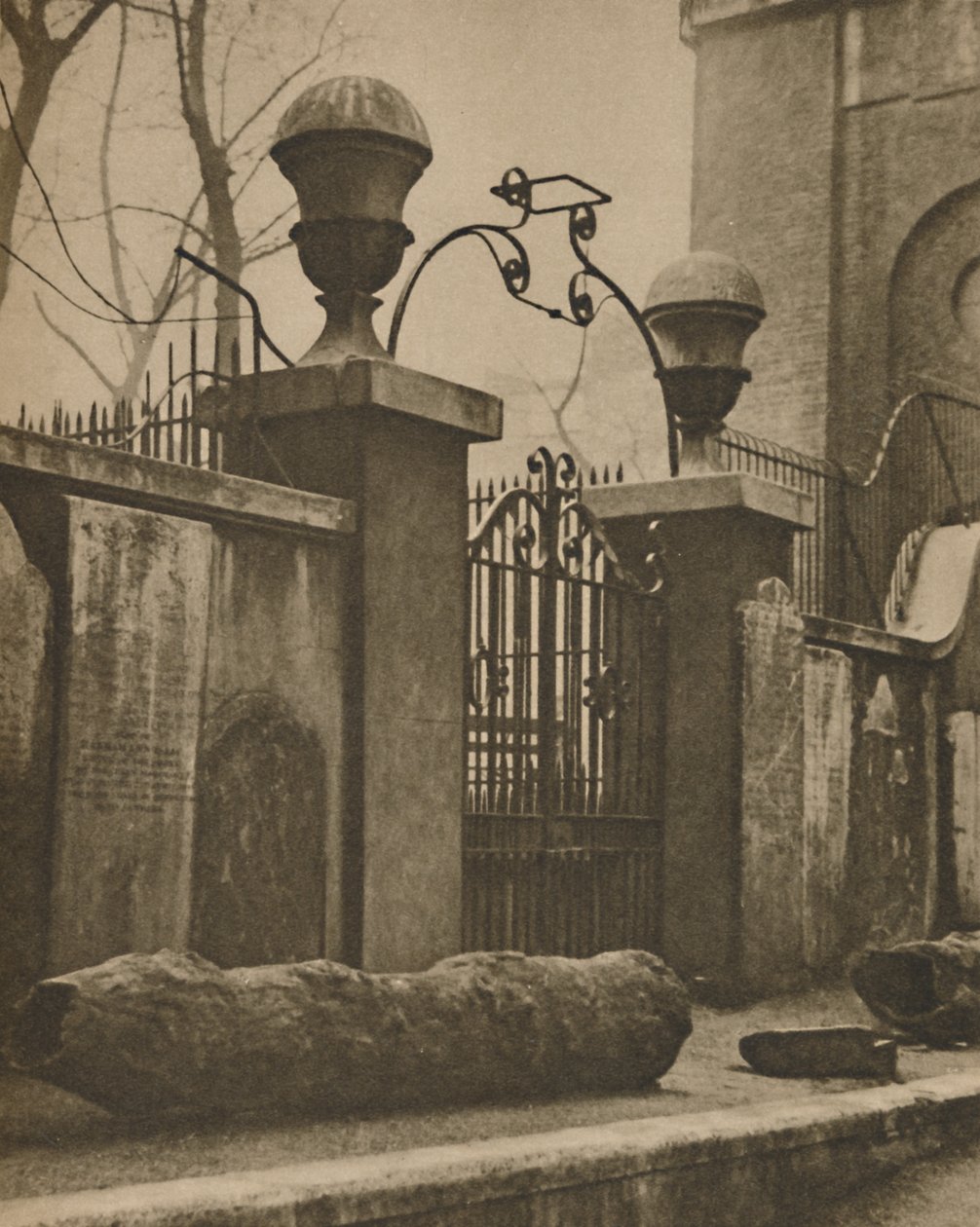 Elmstammer til ledningsrør gravet op i nærheden af St. Annes, Soho, c1935. af Paterson