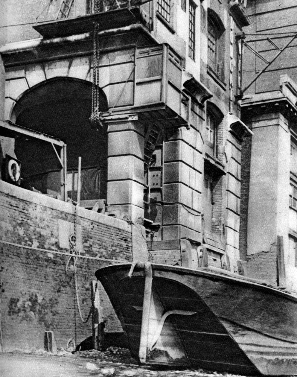 Resterne af et handelspalæ ved Themsen, nær Cannon Street Station, 1926-1927 af Paterson