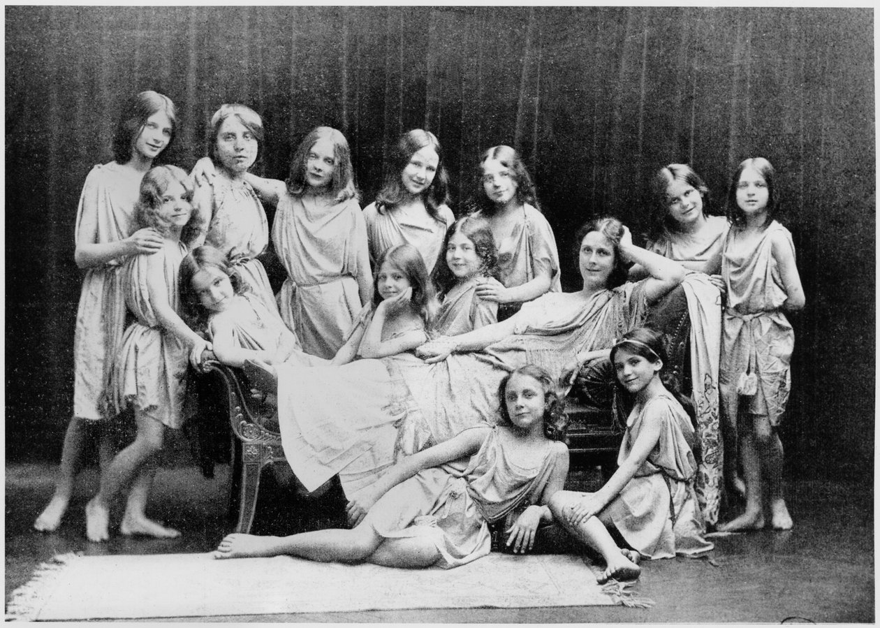 Isadora Duncan (1877-1927) og hendes elever fra Grunewaldskolen, 1908 (sort foto) af Paul Berger