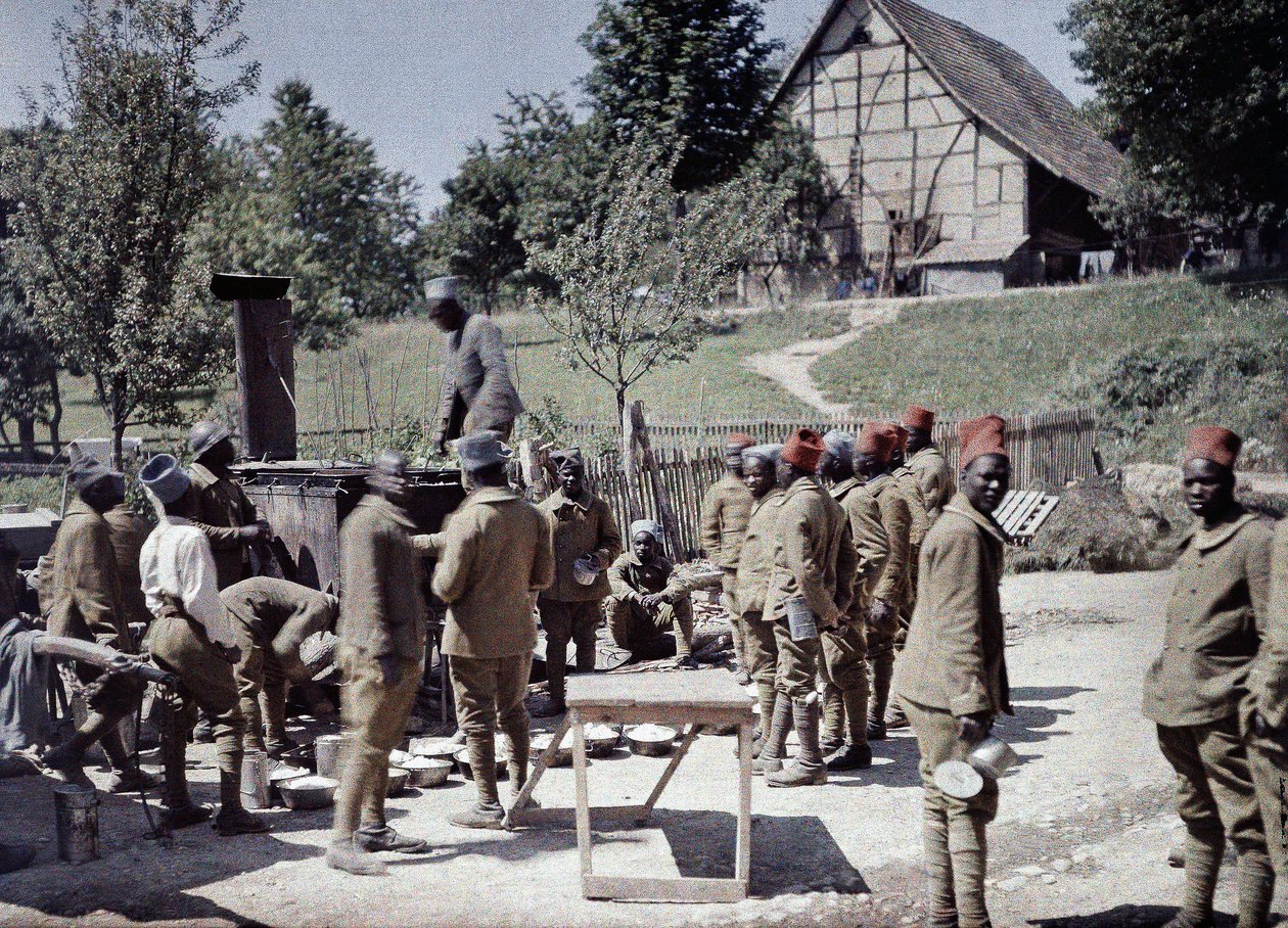 En gruppe senegalesiske soldater, der tjener i den franske hær som infanterister, der spiser frokost i Saint-Ulrich, Department Haut-Rhin, Alsace, Frankrig, 16. juni 1917 (autokrom) af Paul Castelnau