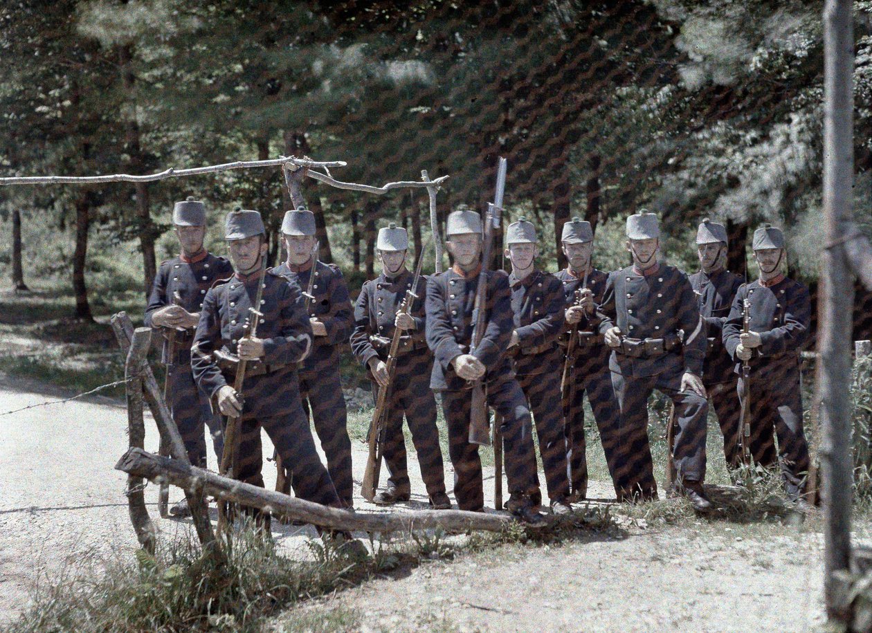 En gruppe schweiziske grænsevagter bag et hegn mellem Schweiz og Frankrig, Departement Haut-Rhin, Alsace, Frankrig, 19. juni 1917 (autokrom) af Paul Castelnau