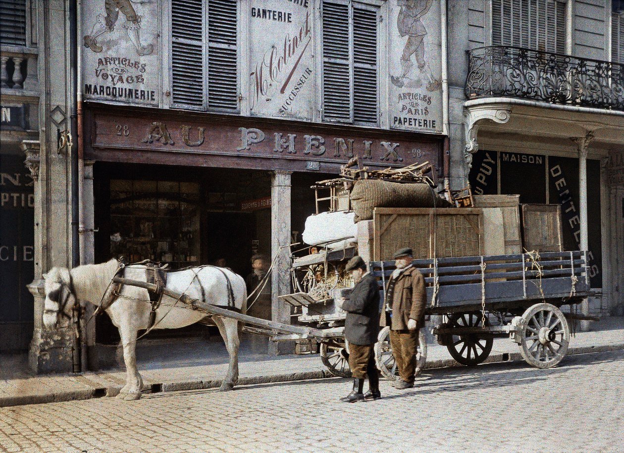 En hestevogn er fyldt med møbler og personlige ejendele foran en lædervarebutik, Reims, Frankrig, 4. maj 1917 (autokrom) af Paul Castelnau