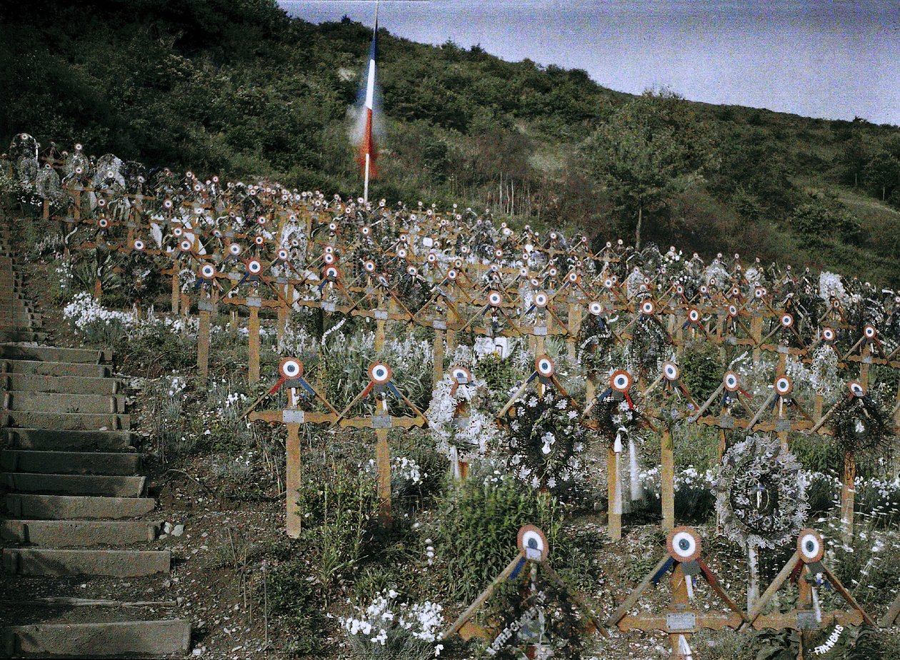 En militærkirkegård på en bjergskråning i byen Moosch, Alsace, Frankrig, 1917 (autokrom) af Paul Castelnau