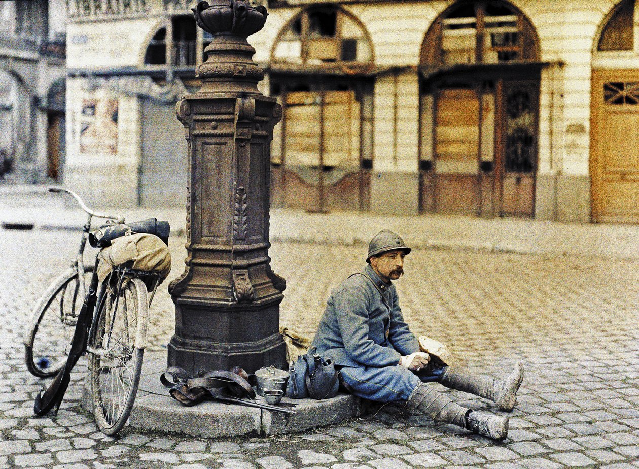 En soldat i Reims med sin cykel, Frankrig, 1. april 1917 (autokrom) af Paul Castelnau