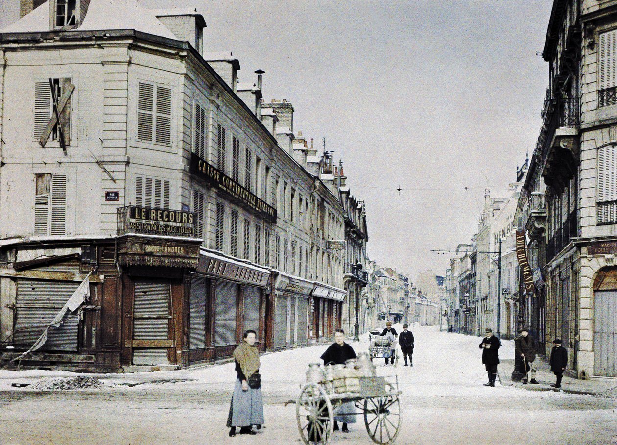 En kvinde med en vogn fyldt med mælkedåser i Rue de Vesle og en mand med en anden vogn i Rue de Talleyrand bag sig, Reims, Frankrig, 3. marts 1917 (autokrom) af Paul Castelnau
