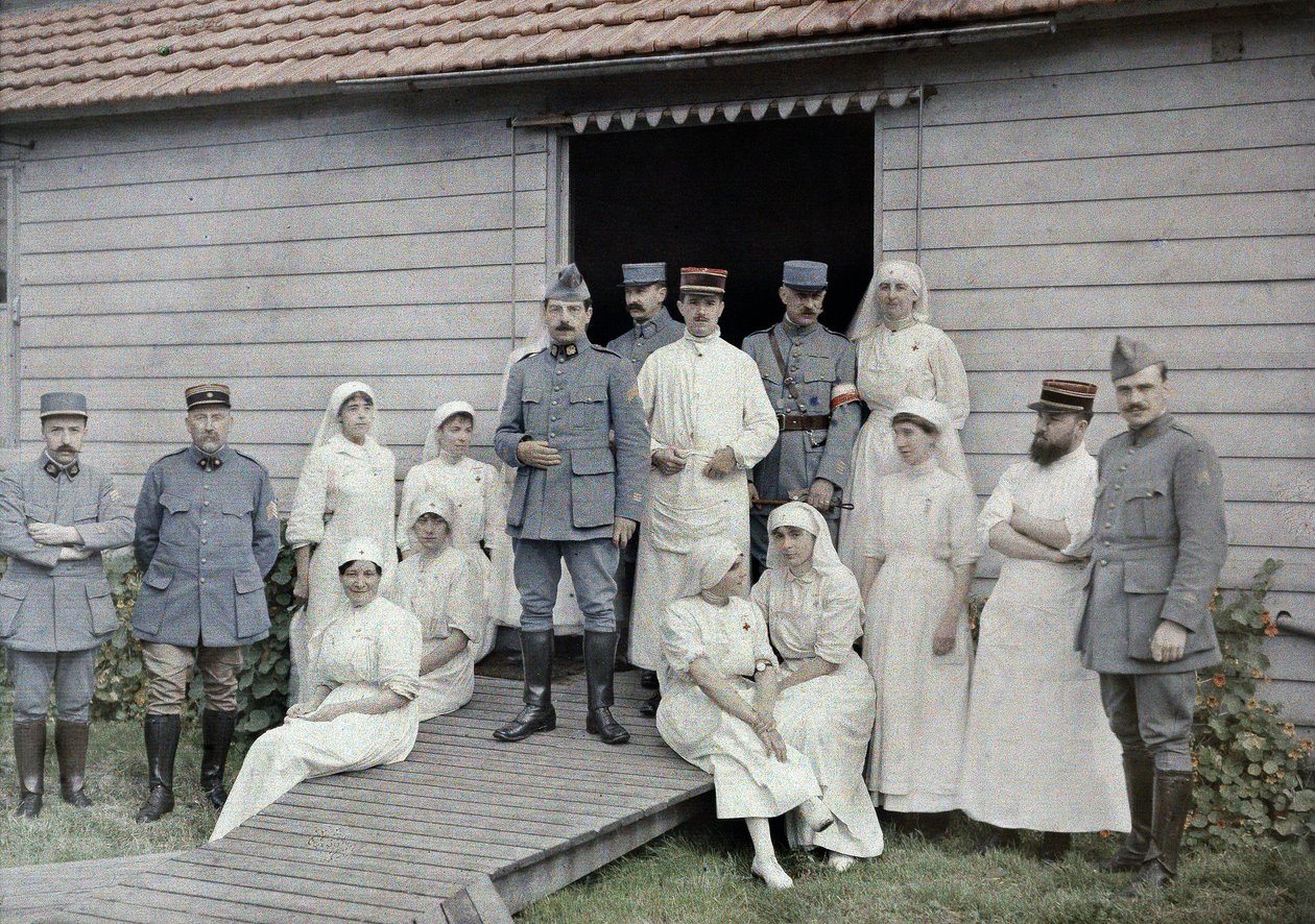 Læger, sygeplejersker og medicinsk personale foran felthospitalet 55 i Bourbourg, afdeling Nord, Region Nord-Pas-de-Calais, Frankrig, 1. september 1917 (autokrom) af Paul Castelnau