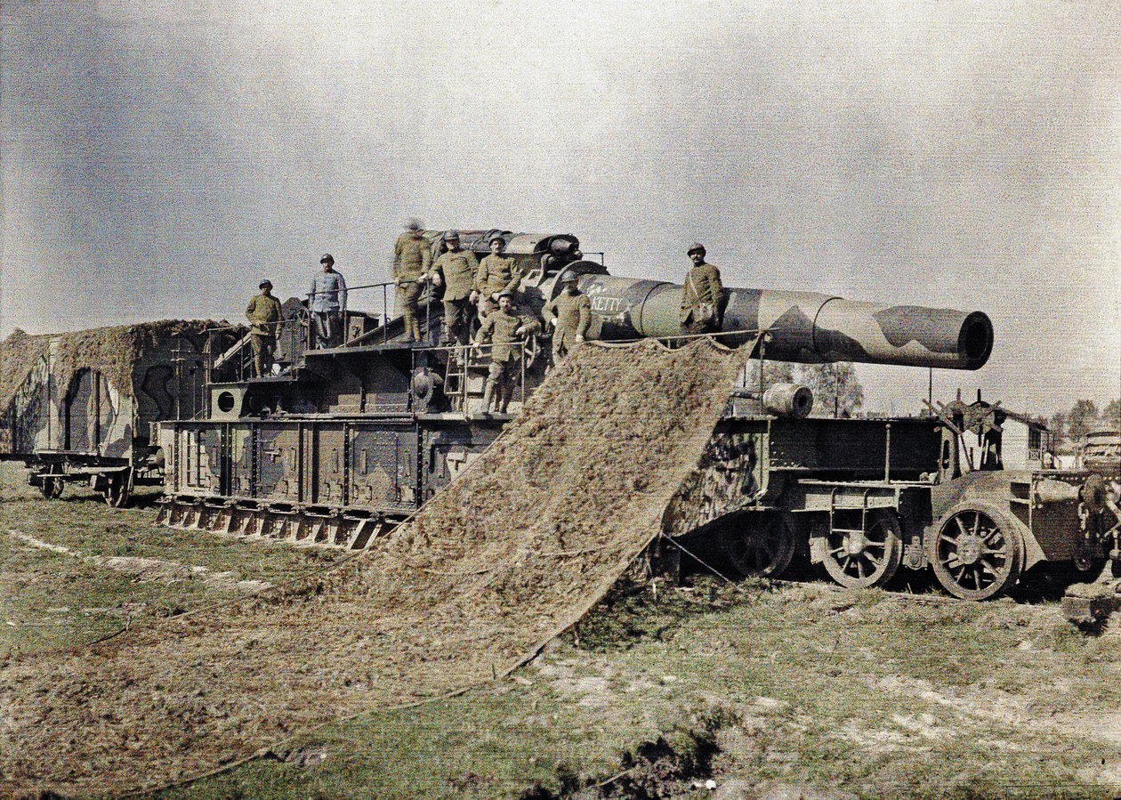 Otte franske soldater camouflerer en 370 mm jernbanekanon med inskriptionen Keity, Noyon, Oise, Frankrig, 5. september 1917 (autokrom) af Paul Castelnau