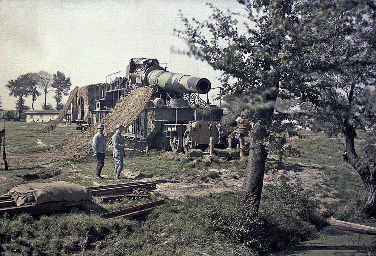 Franske soldater camouflerer en 370 mm jernbanekanon med inskriptionen Keity, Noyon, Oise, Frankrig, 5. september 1917 (autokrom) af Paul Castelnau
