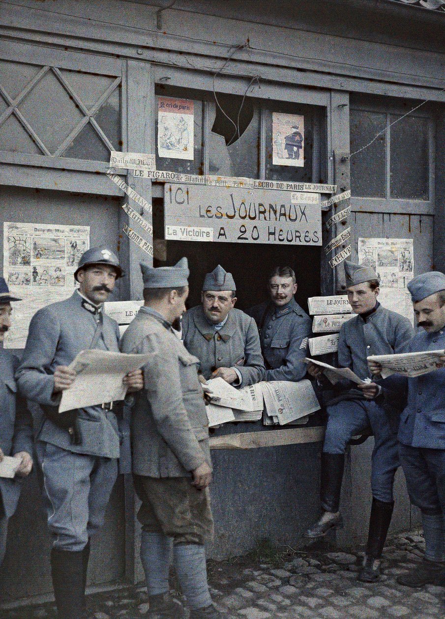 Franske soldater køber og læser aviser i en kiosk i Rexpoede, Department Nord, Region Nord-Pas-de-Calais, Frankrig, 6. september 1917 (autokrom) af Paul Castelnau