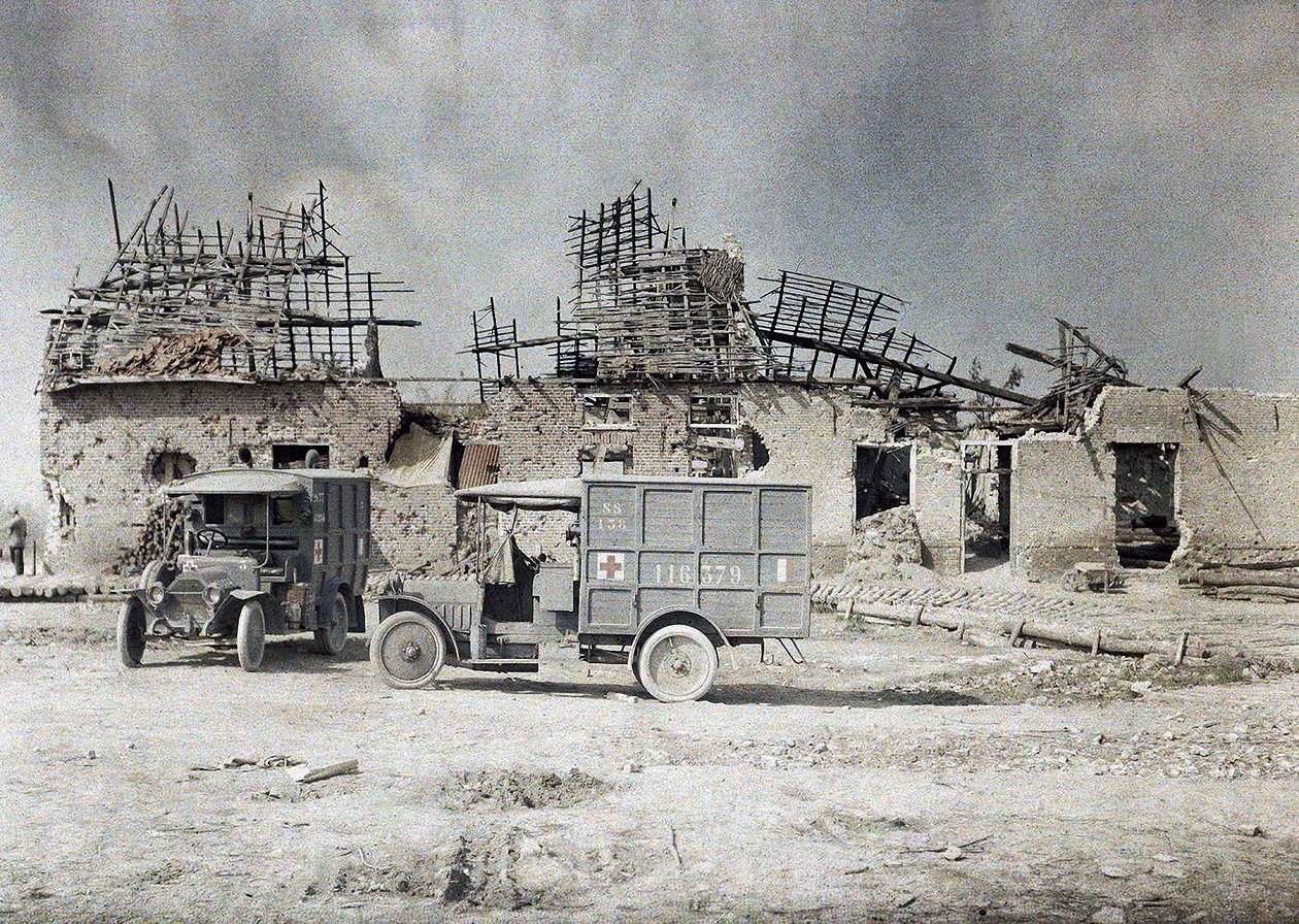 To ambulancekøretøjer foran en bygning, der er blevet ødelagt af artilleriild, Belgien, 17. september 1917 (autokrom) af Paul Castelnau