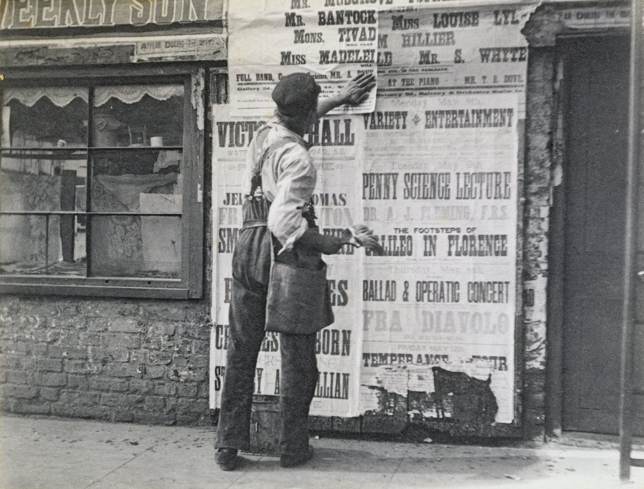 Bill Poster-man, London, 1894 af Paul Martin