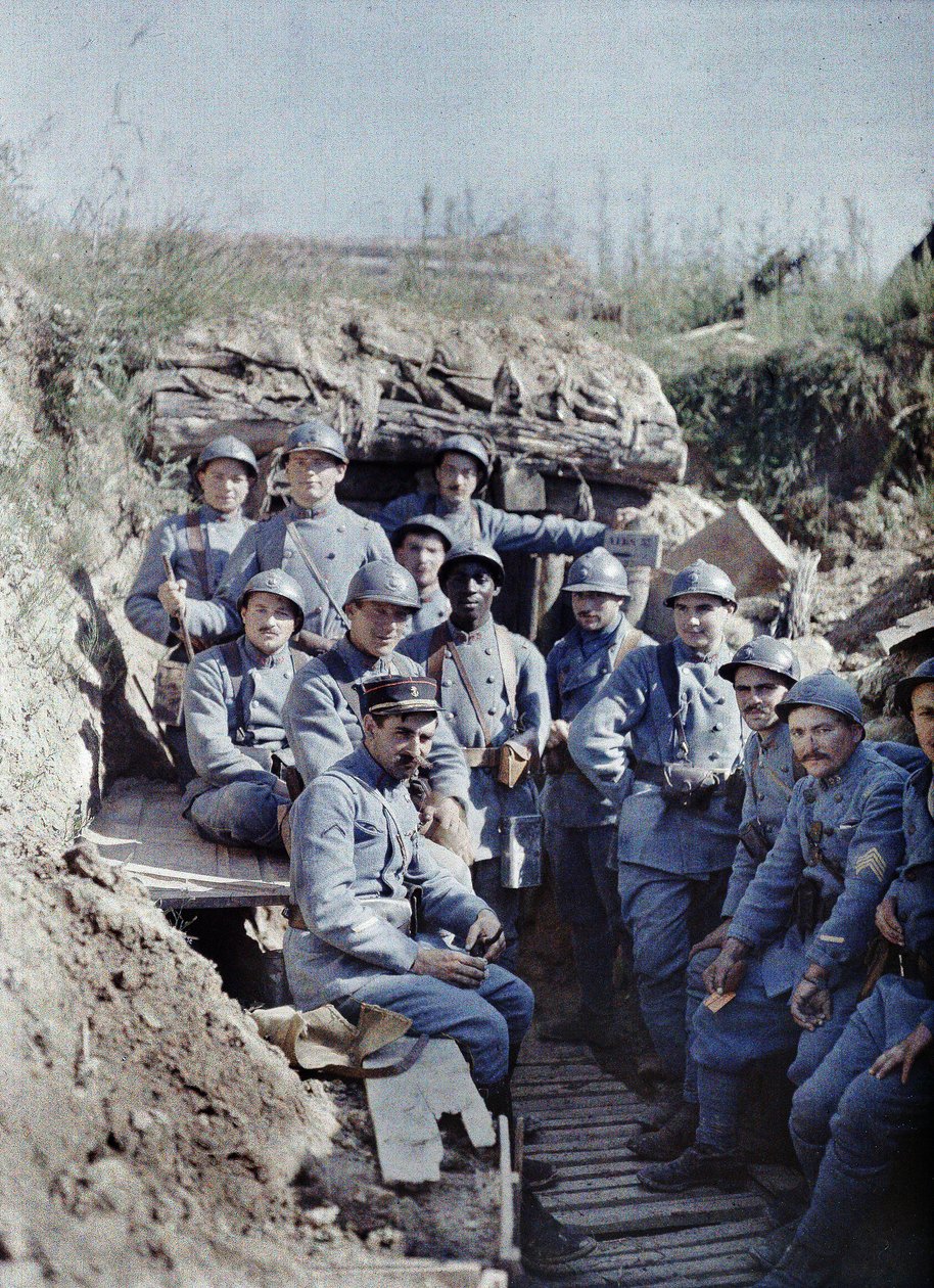 En gruppe franske soldater i en skyttegrav på frontlinjen, Hirtzbach, Department Haut-Rhin, Alsace, Frankrig, 16. juni 1917 (autokrom) af Paul Castelnau