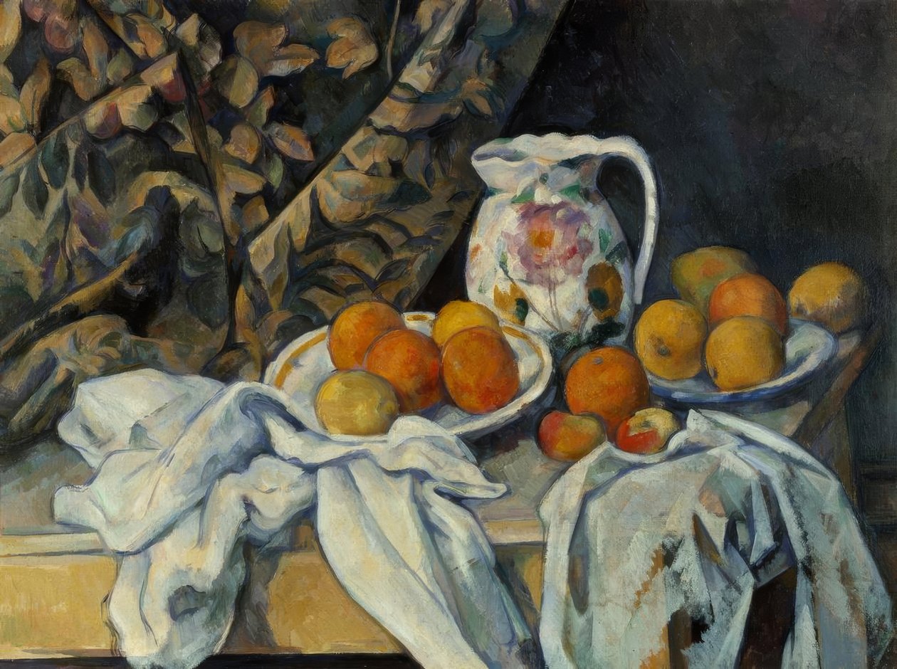 Stilleben med gardin og blomstret kande af Paul Cézanne