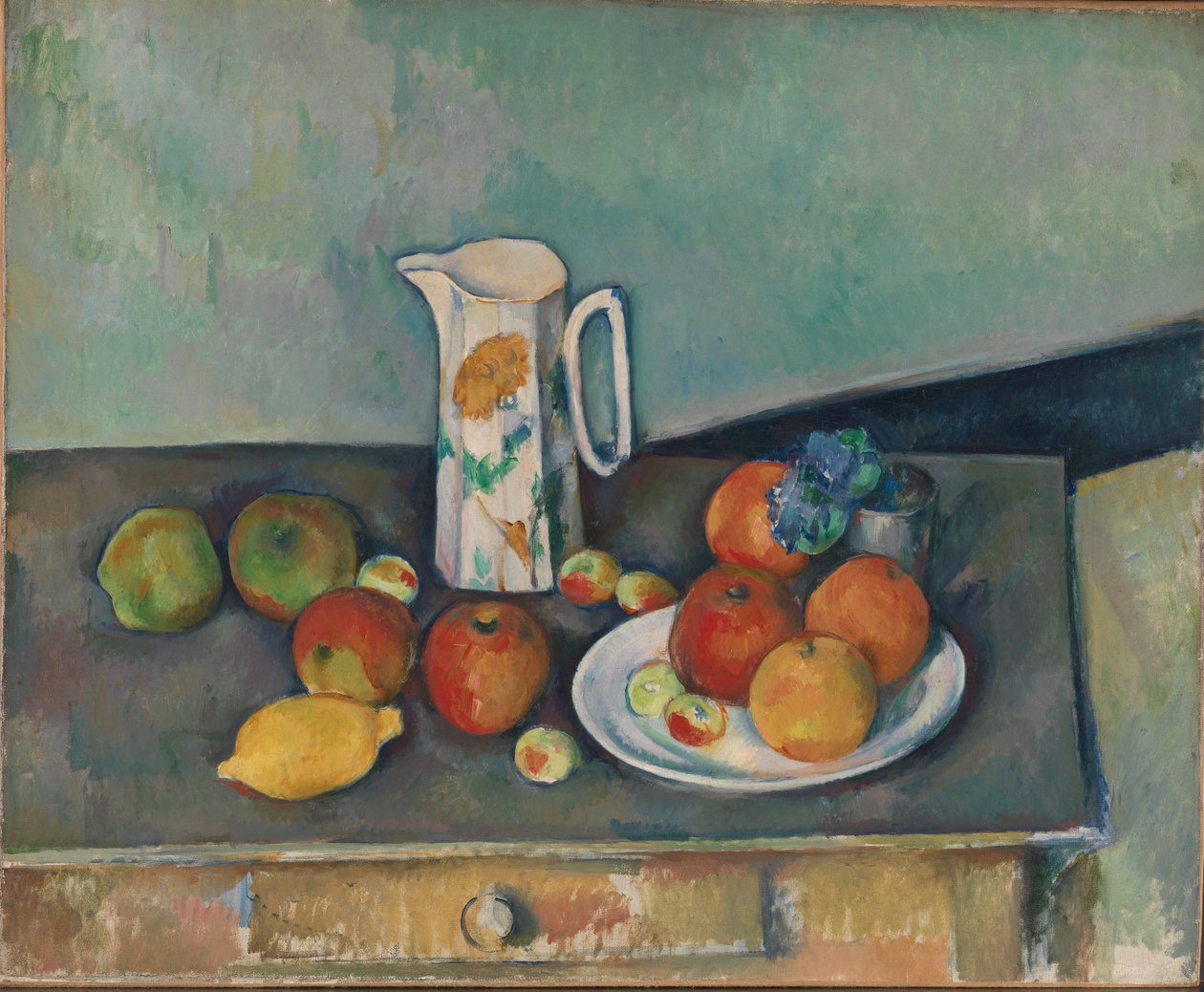Stilleben, mælkekande og frugt på et bord af Paul Cézanne