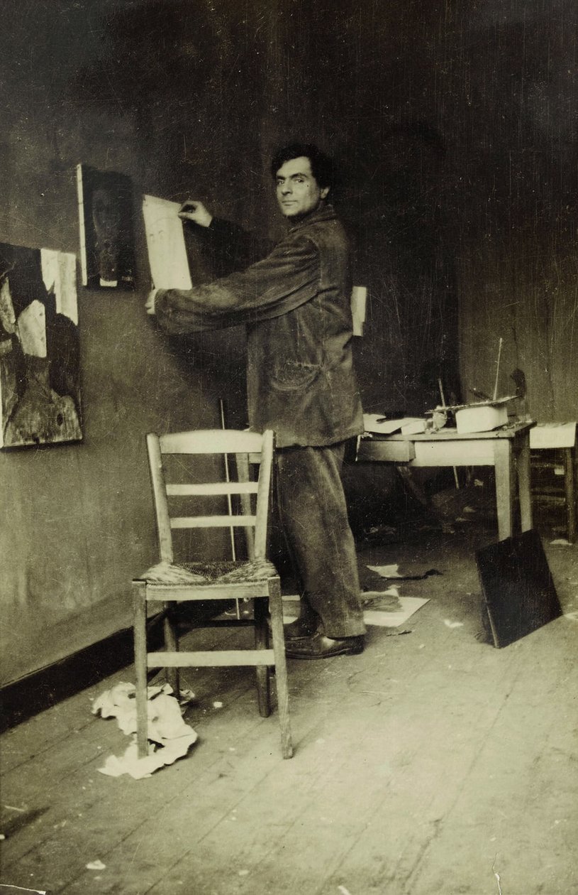 Amedeo Modigliani i sit atelier, ca. 1915 (s/h-foto) af Paul Guillaume