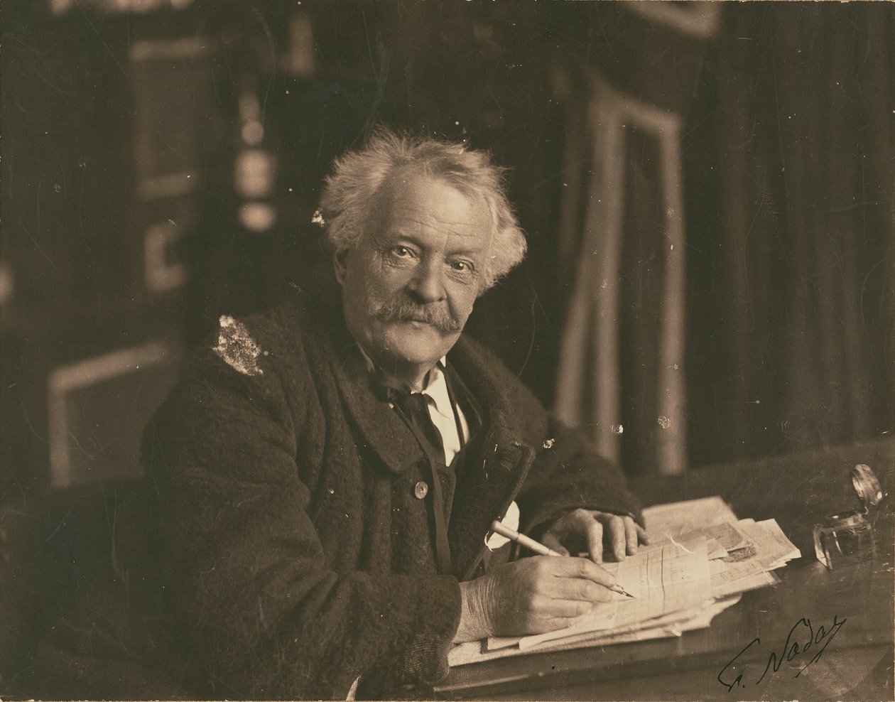 [Félix Nadar sidder ved skrivebordet]. af Paul Nadar
