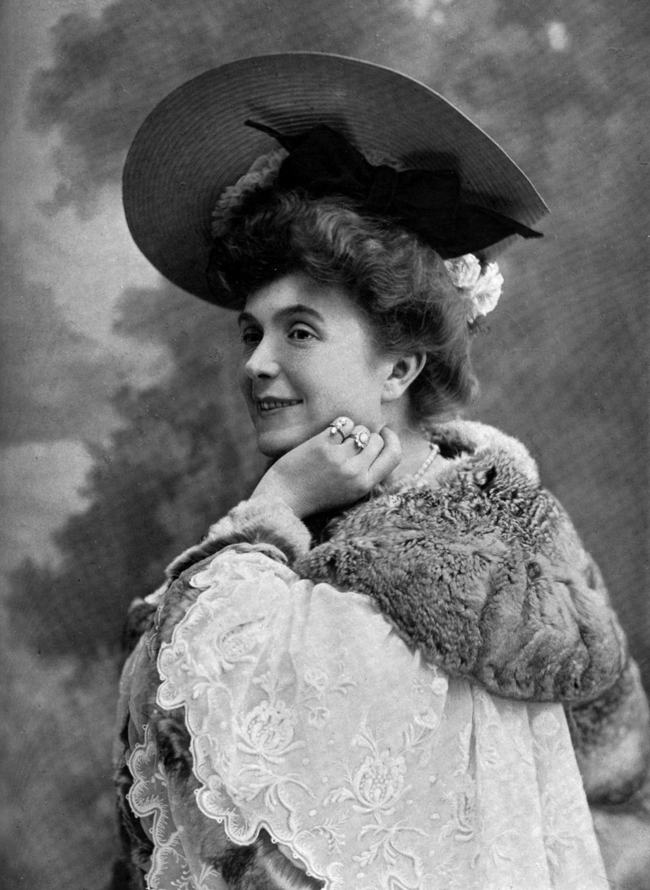Ranskalainen koomikko Jeanne Thomassin Suzanne Radiguetina näytelmässä "Les trois Anabaptistes" Pariisissa, valokuva ranskalaisesta "Le Theatre" -lehdestä lokakuussa 1904 af Paul Nadar
