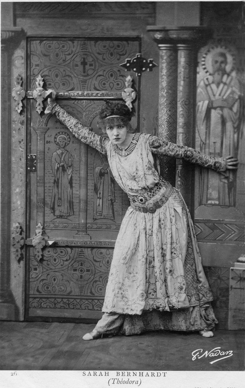 Henriette Rosine Bernard aka Sarah Bernhardt (1844-1923) i en scene af "Théodora", skuespil af Victorien Sardou i 1884 (s/h foto) af Paul Nadar