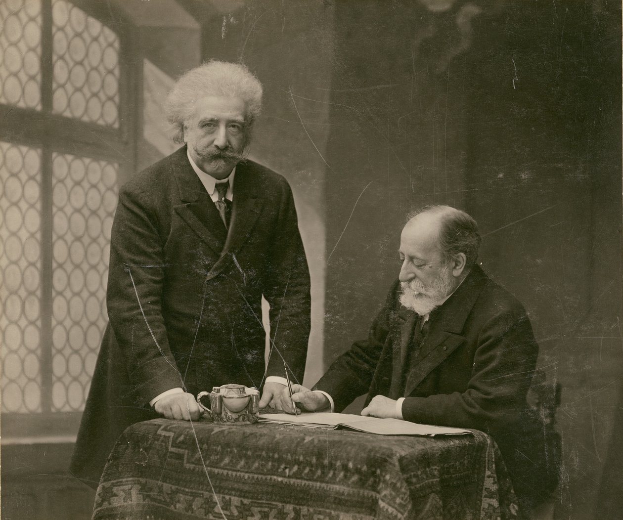 [To mænd i interiør, sandsynligvis René Thorel og Hollman]. af Paul Nadar
