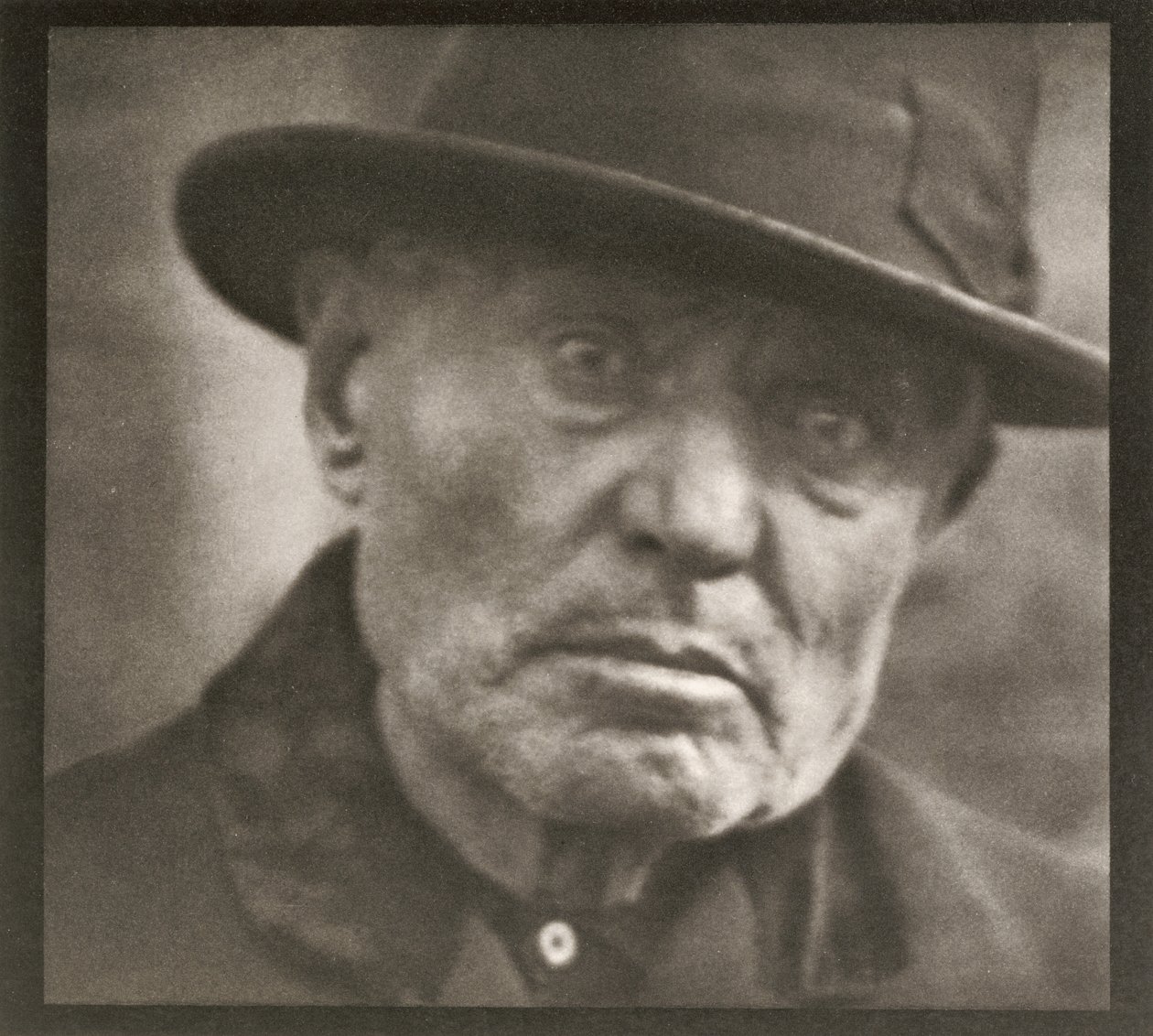 Fotografi - New York [Mand - Five Points Square]. af Paul Strand