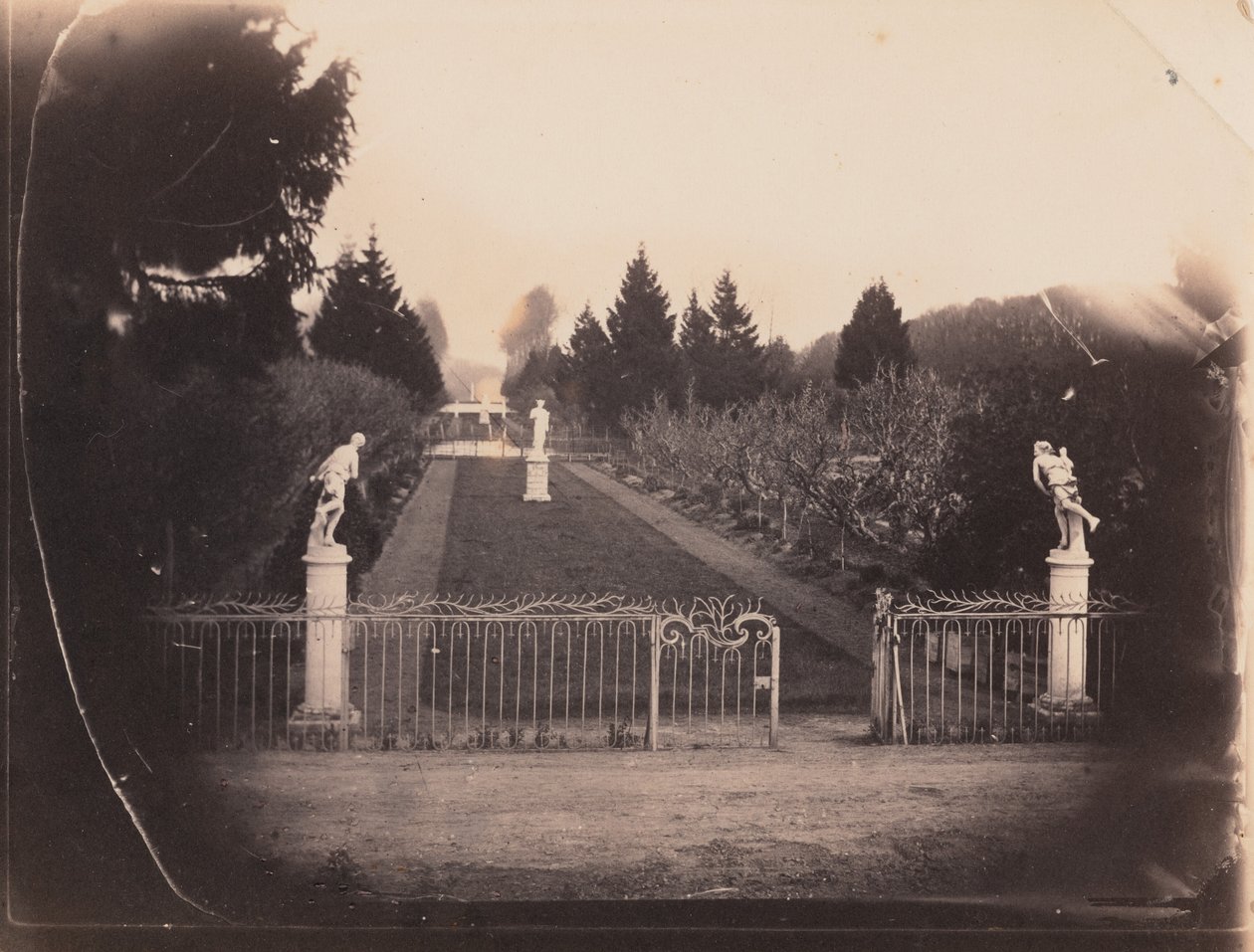 Havescene med statuer, ca. 1853 (foto) af Paul Thivier