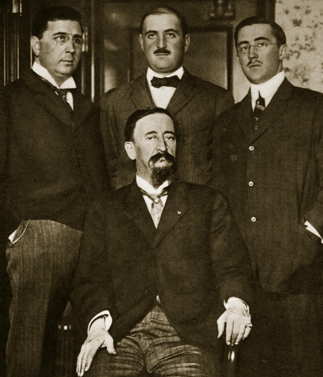 Francisco Madero og tre af hans sønner, Gustavo, Gabriel og Evaristo, på Astor Hotel, New York, marts 1911 af Paul Thompson
