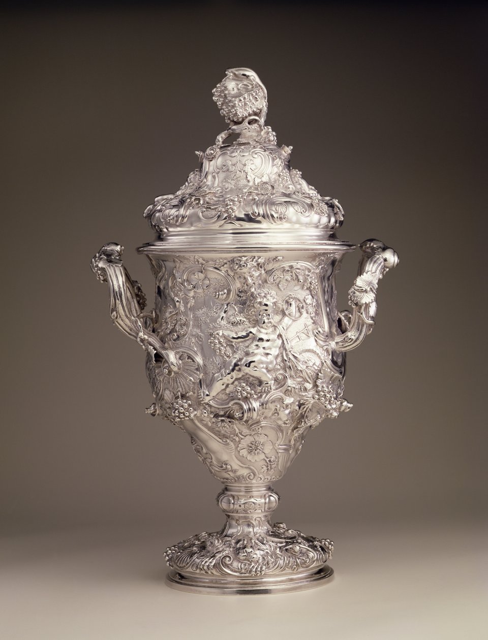 To-grebet kop og låg, 1742-43 af Paul de Lamerie