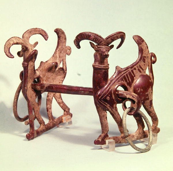 Hestebider dekoreret med to stenbukke, fra Lorestan, Iran af Period Neo Elamite