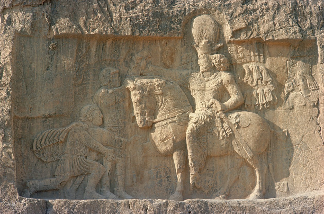 Relief af kong Shapur I (241-272 e.Kr.) og den romerske kejser Valerian (240-260 e.Kr.) Sassanian (kalksten) af Persian