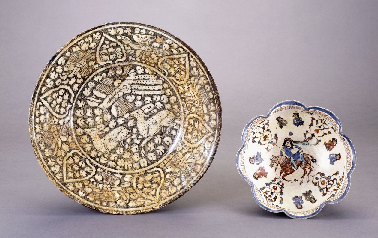 Et Sultanabad keramikfad, der forestiller to siddende hjorte blandt tætte grønne motiver, 1300-tallet af Persian School