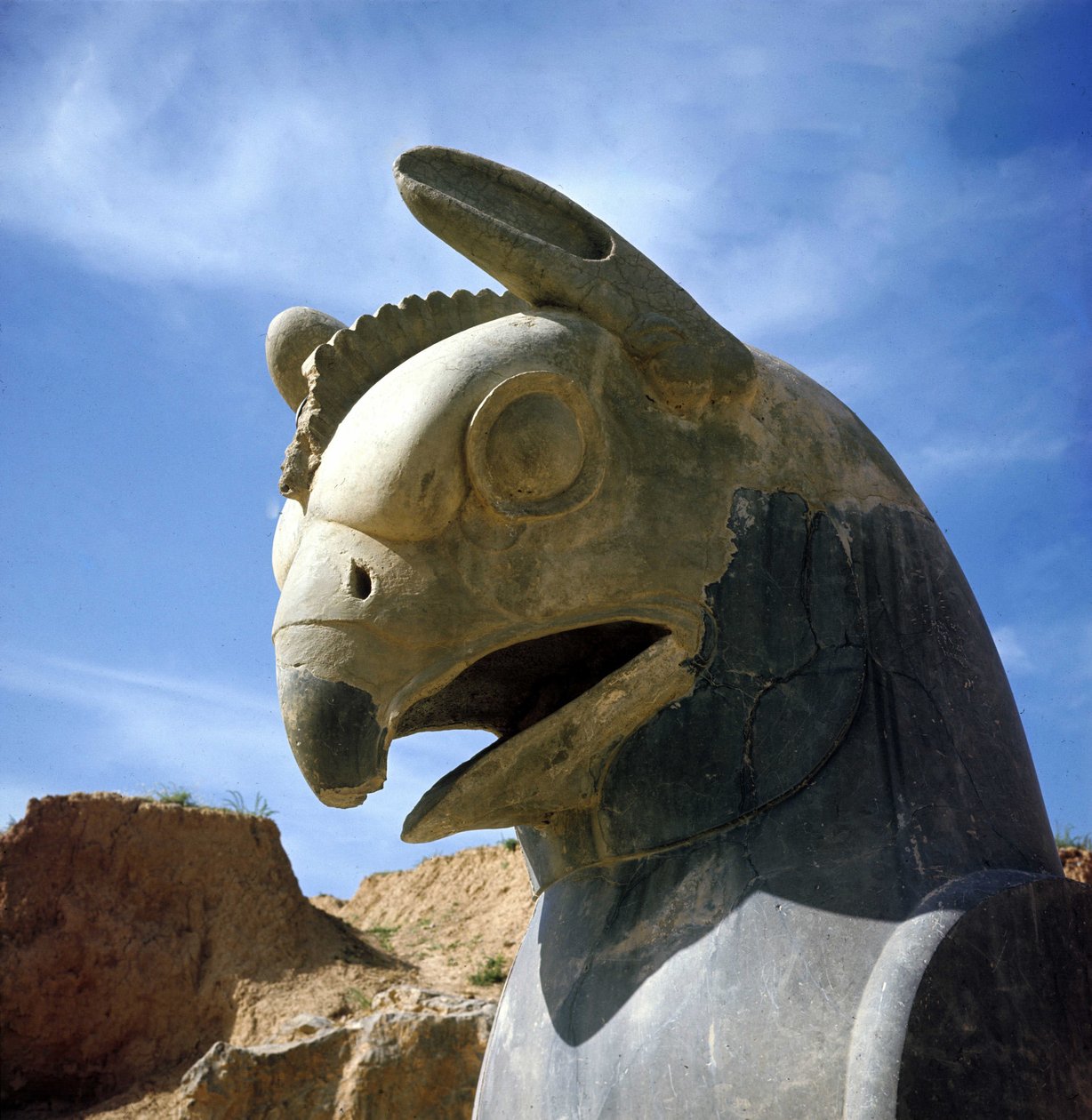 Et griffon, legendarisk væsen halvt ørn, halvt løve. Søjle af Apadana, stor retssal, overvundet af disse hovedstæder, palads af Darius I, Persepolis, Iran. af Persian School
