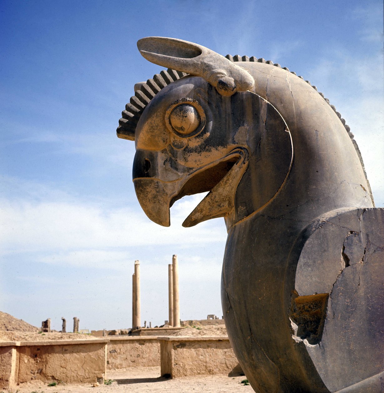 Et griffon, legendarisk væsen halvt ørn, halvt løve. Søjle af Apadana, stor retssal, overvundet af disse hovedstæder, palads af Darius I, Persepolis, Iran. af Persian School
