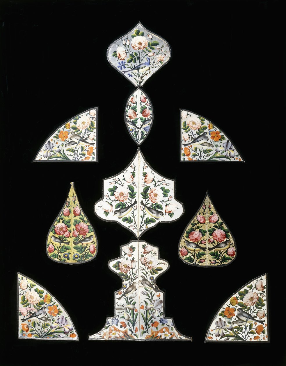 En gruppe på ti Qajar spejlmalerier, dekoreret med forskellige blomster og siddende fugle, tidligt i det 19. århundrede af Persian School