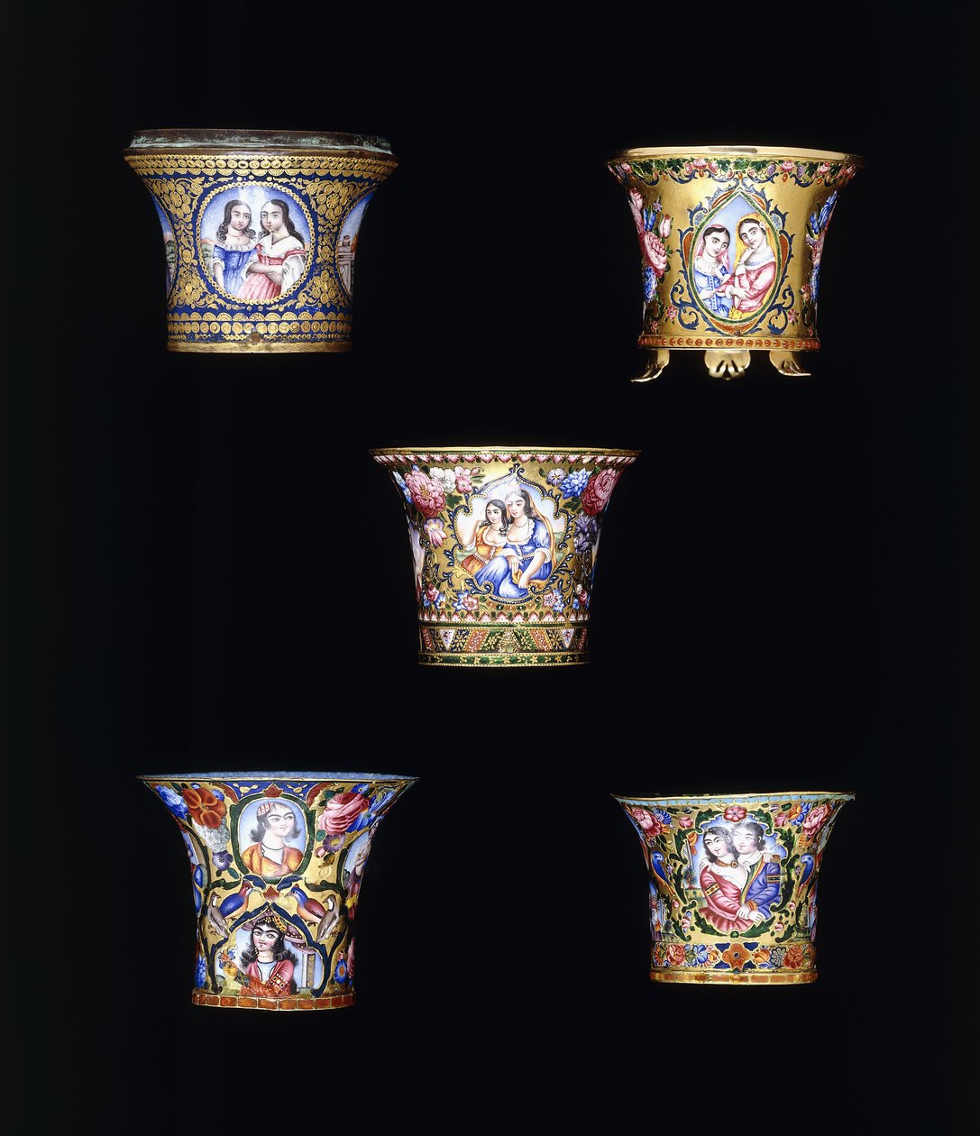Et udvalg af Qajar emaljerede guld nargileh skåle, malet med enkelt eller dobbelt portræt paneler, 1800-tallet af Persian School
