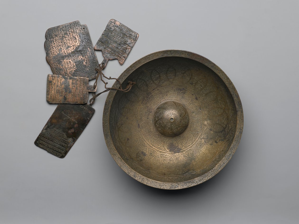 Chihil Kilid spådomsskål med inskriptioner, stjernetegn og fire plaquetter, 1679 (kobberlegering) af Persian School