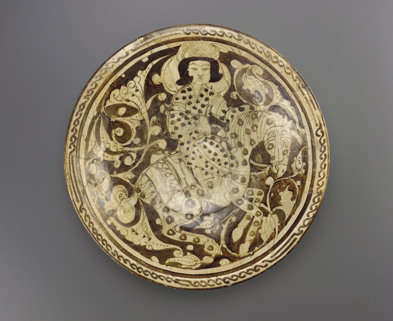 Dish, Kashan-regionen, Iran, Saljuq-dynastiet, slutningen af det 12.-begyndelsen af det 13. århundrede (keramik) af Persian School