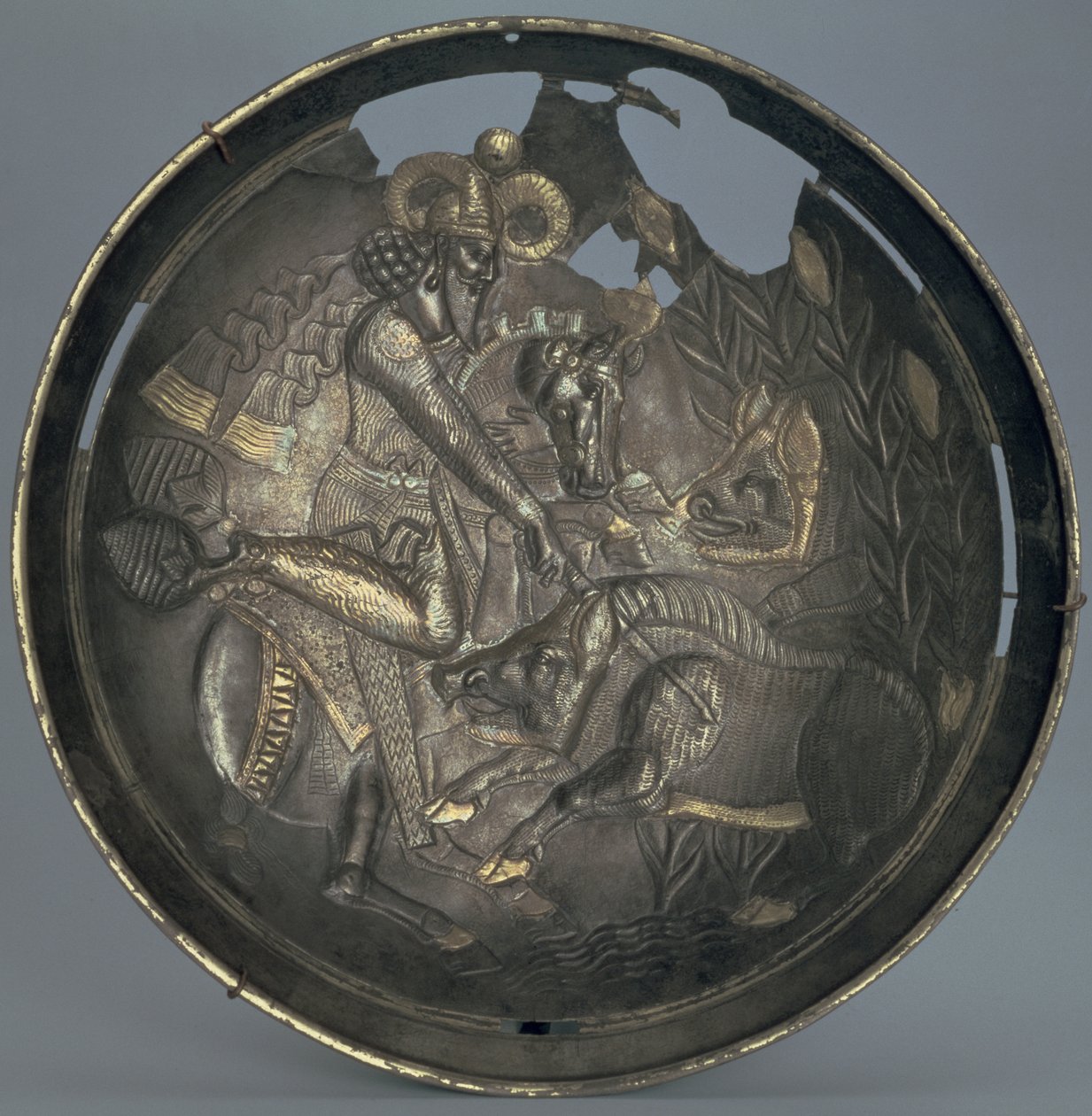 Fad dekoreret med en scene af Prins Varahran på jagt, Sassanid-dynastiet (226-651) (sølv med forgyldning) af Persian School