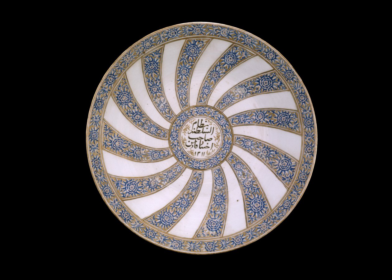 Fad dedikeret til Nizam al-Sultanah, guvernør i Fars, Iran, 1311 (lertøj med polykrom under glasur) af Persian School