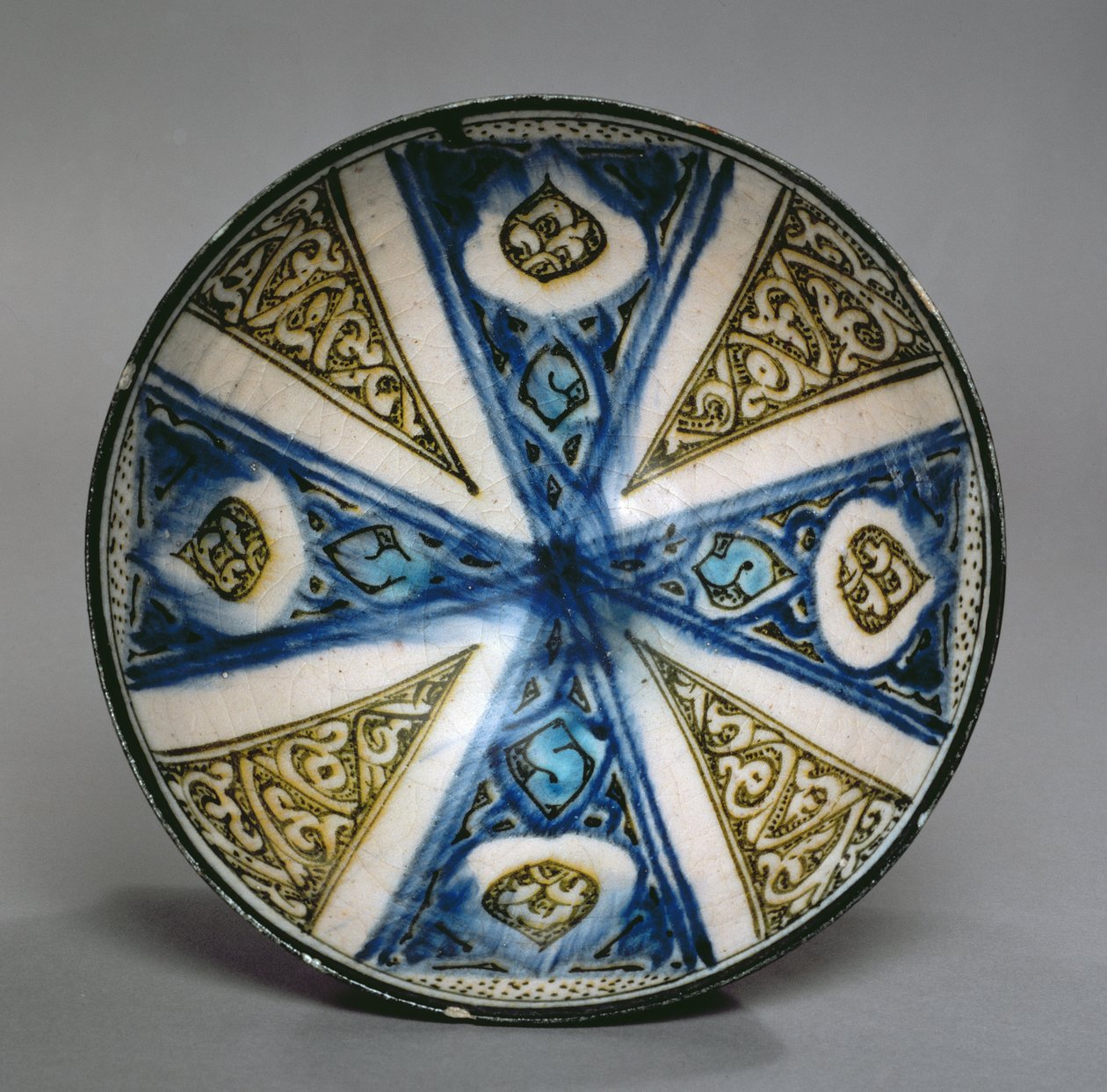Fad, fra Kashan, Iran, Seljuk periode, slutningen af det 13. århundrede (stenpasta med polykrom under glasur) af Persian School