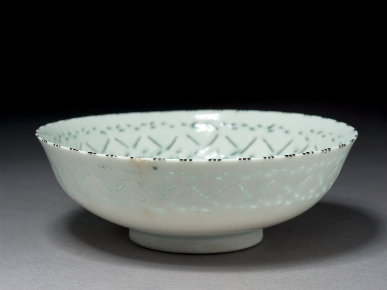 Gombroon Bowl, Iran, Safavid-periode (stenpasta med gennembrudt dekoration og sort underglasur) af Persian School
